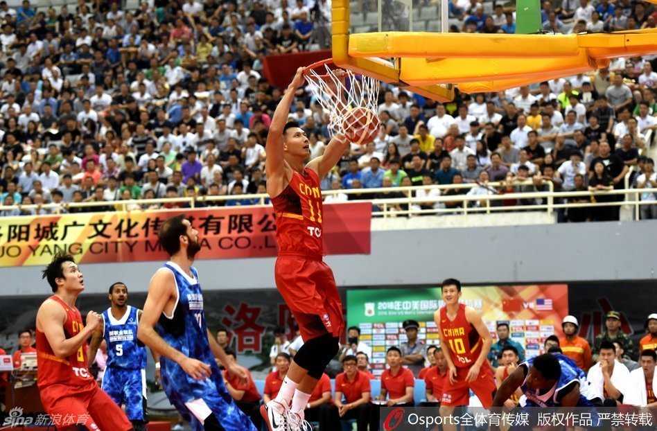 男篮里约前传:阿联领军众将拼出血性 易建联在禁区寻觅到机会,面对防守者高高跃起,完成一记势大力沉的单手劈扣,点燃全场激情。
