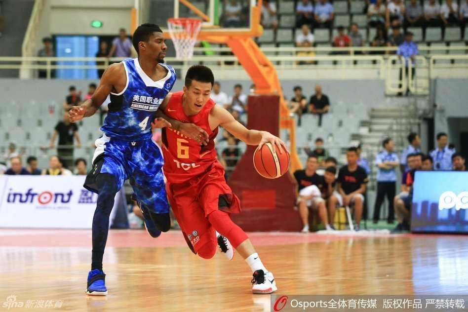 男篮里约前传:阿联领军众将拼出血性 郭艾伦持球加速突破,人球合一,如利刃般撕开对手的防线,直奔禁区而去。