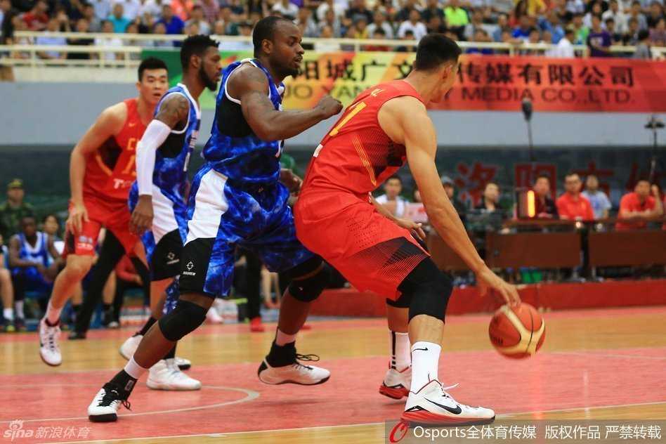 男篮里约前传:阿联领军众将拼出血性 周鹏在三分线外稳稳出手,皮球划过一道完美的弧线,空心入网,展现了他作为锋线射手的价值。
