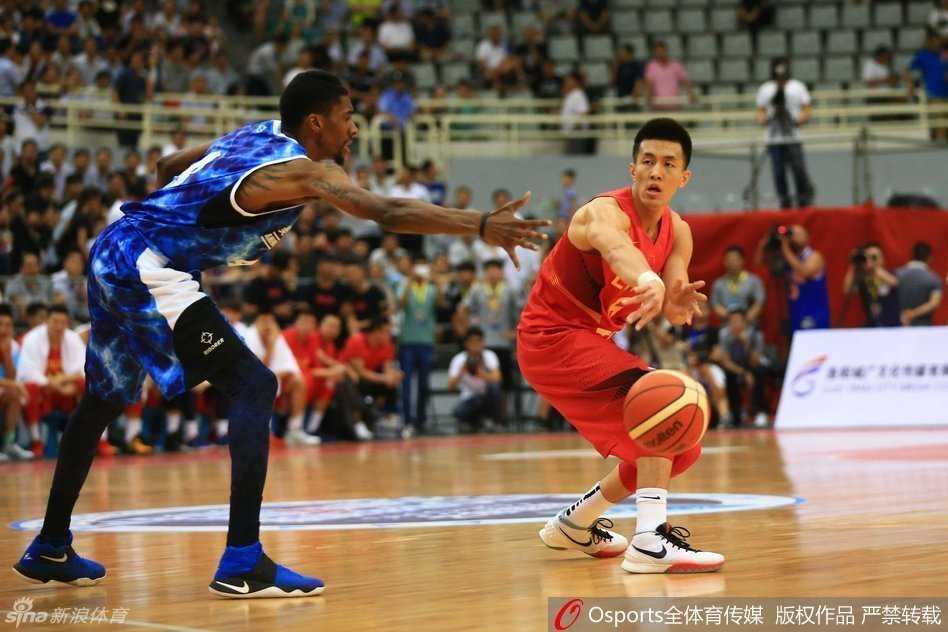 男篮里约前传:阿联领军众将拼出血性 王哲林在内线卡位成功,稳稳将篮板球收入囊中,为球队争取到二次进攻的机会。