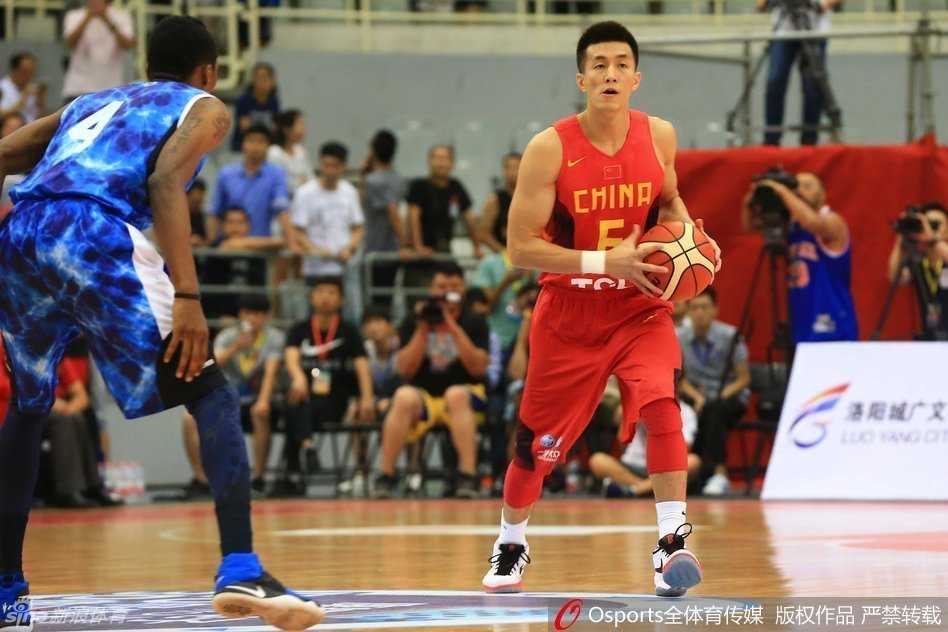 男篮里约前传:阿联领军众将拼出血性 李根在多人包夹下依然强行突破,展现出出色的力量和对抗能力,奋力为球队创造机会。