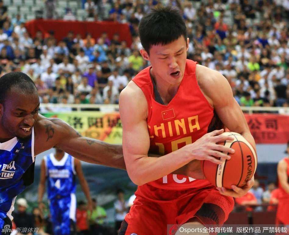 男篮里约前传:阿联领军众将拼出血性 翟晓川在边线奋力追防,眼神专注,手臂扬起,试图干扰对手的传球路线。