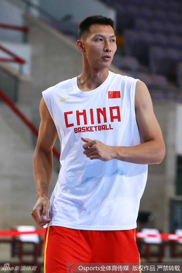 男篮里约奥运前集训掠影:青春的代价与成长的印记 主帅宫鲁鸣在场边大声呼喊着什么,手势坚定,神情严肃地掌控着训练场的节奏。