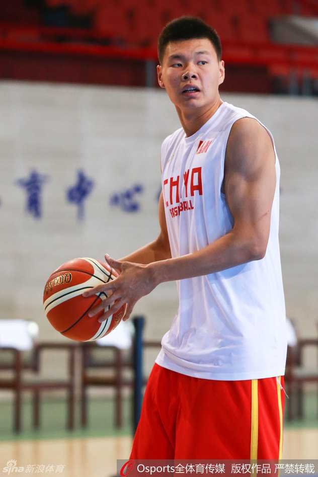 男篮里约奥运前集训掠影:青春的代价与成长的印记 郭艾伦和赵继伟两位辽宁后卫眼神交汇,在高速对抗中完成了一次精彩的攻防转换。