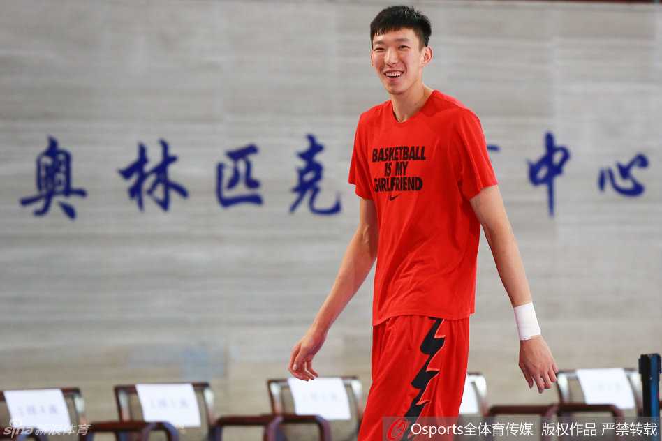 王哲林在场上稍显愣神，似乎在想刚才的训练动作，憨厚的神情中带着一丝懊恼。