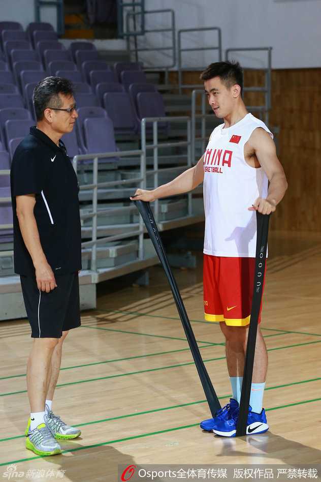 男篮里约奥运前集训掠影:青春的代价与成长的印记 周琦舒展长臂轻松完成扣篮,脸上带着自信的微笑,身体天赋尽显无疑。