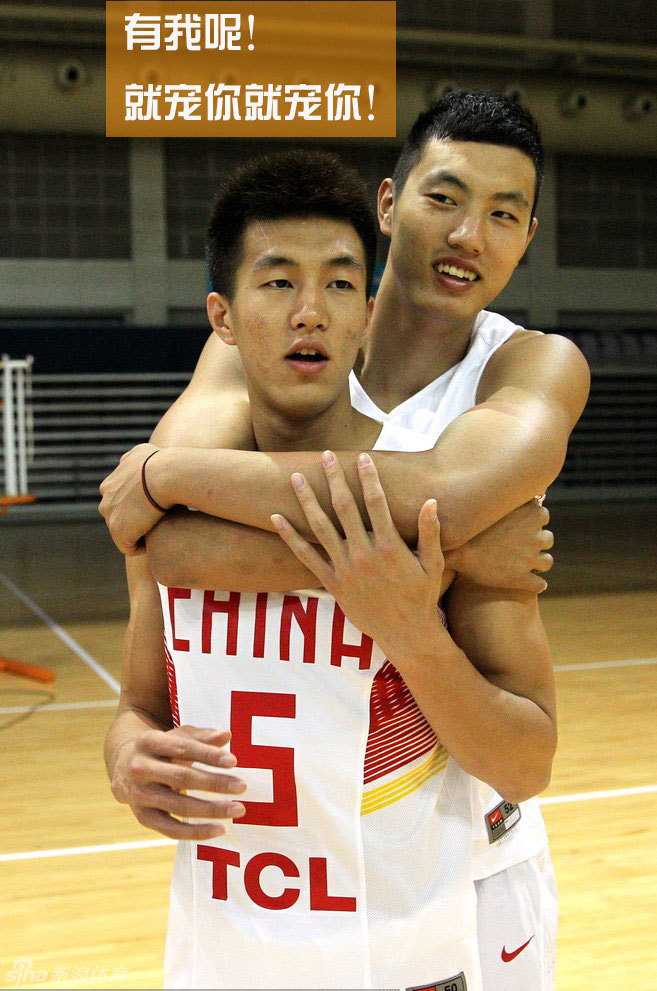 男篮集训小剧场:继伟上当求抱抱 阿联拒绝显真情 郭艾伦和赵继伟紧紧相拥,易建联站在一旁伸手轻拍继伟的肩膀,三人的脸上都带着笑容,画面温馨有爱,体现了男篮的团队情谊。