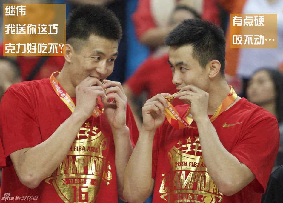 男篮集训小剧场:继伟上当求抱抱 阿联拒绝显真情 赵继伟瞪大眼睛,身体前倾,完全被礼物盒吸引,手指已经碰到丝带,一副天真无邪准备拆礼物的样子。