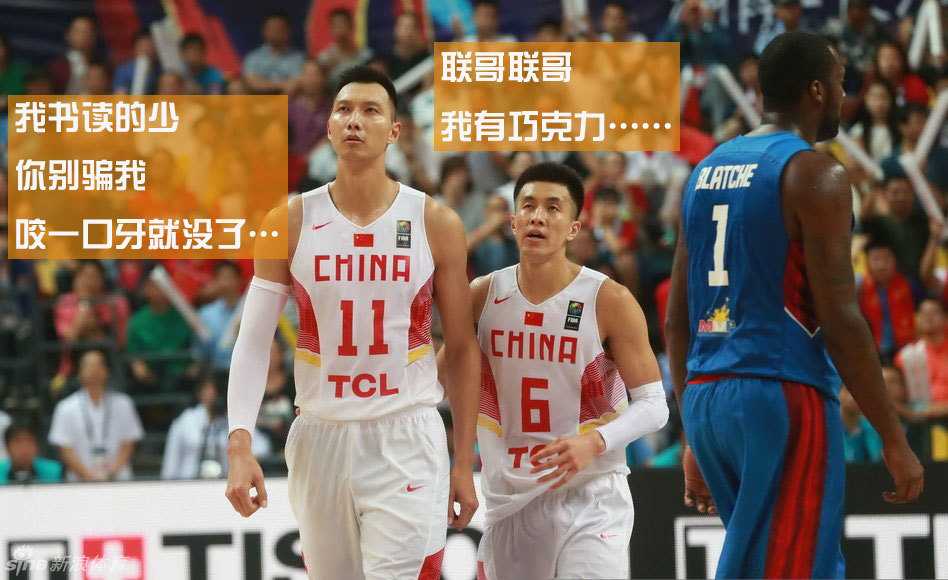 男篮集训小剧场:继伟上当求抱抱 阿联拒绝显真情 赵继伟惊魂未定,双手乱挥,假蛇还挂在礼物盒边缘,他脸上的表情既惊恐又无辜,完美诠释了什么叫‘好奇害死猫’。