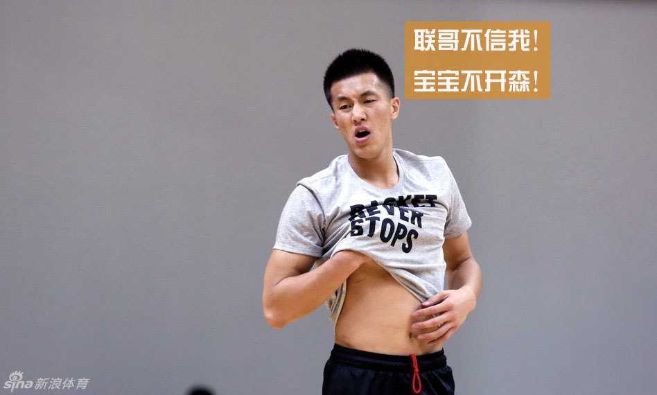 男篮集训小剧场:继伟上当求抱抱 阿联拒绝显真情 易建联一脸嫌弃地单手推开礼物,眼神里写满了‘别来这套’,郭艾伦则捧着被退回的礼物,表情尴尬又无奈。