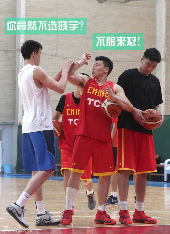 男篮集训颜值之争,郭艾伦自称帅得太明显引发“内讧” 宫鲁鸣指导被队员们簇拥着评理,他露出神秘莫测的笑容,准备用一个高情商的回答“平息战火”。