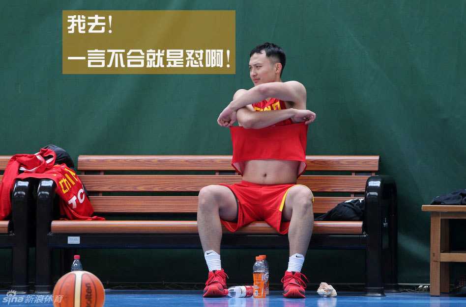 男篮集训颜值之争,郭艾伦自称帅得太明显引发“内讧” 夕阳的余晖洒在体育馆的地板上,男篮队员们结束了一天的训练,说说笑笑地走向场边。