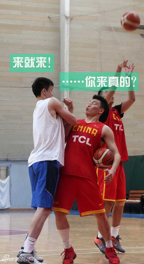 男篮集训颜值之争,郭艾伦自称帅得太明显引发“内讧” 听完宫导的“帅气体质论”,全体队员爆笑鼓掌,对主教练的高情商处理方式佩服得五体投地。