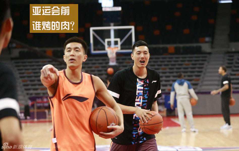 男篮食堂争霸赛:郭少打蛋靠队友,西热烤肉获姚明点赞 如果把这些画面串联起来,就像一部关于中国男篮的‘舌尖上的更衣室’,从郭艾伦面对鸡蛋的手足无措,到西热力江的烟火气,再到姚明宴请大郅的温情。