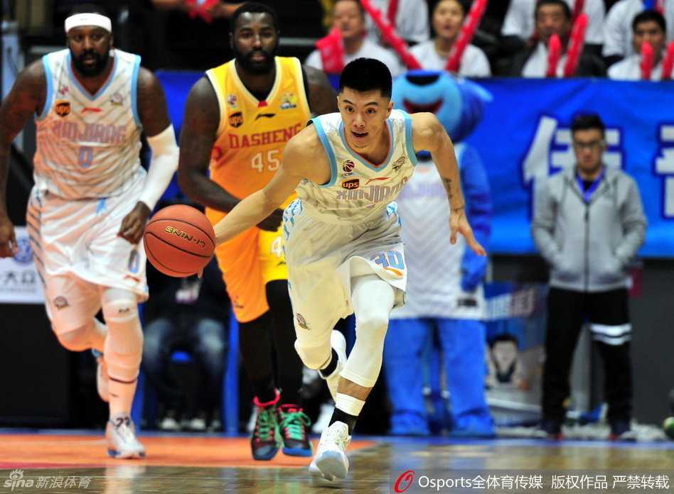 疆同激战国内球员闪耀赛场 亚当斯空中漫步,以一记飘逸的换手上篮点燃全场