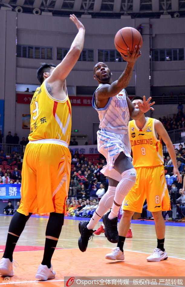 疆同激战国内球员闪耀赛场 李根扛开防守人,凭借强悍的上肢力量完成强硬上篮