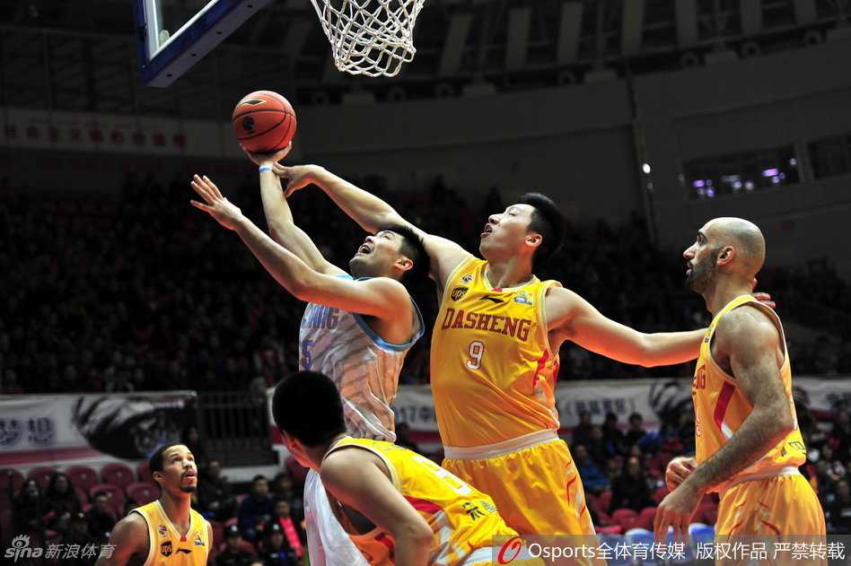 疆同激战国内球员闪耀赛场 唐正东背身强吃,转身勾手投篮稳稳命中,展现老将风采