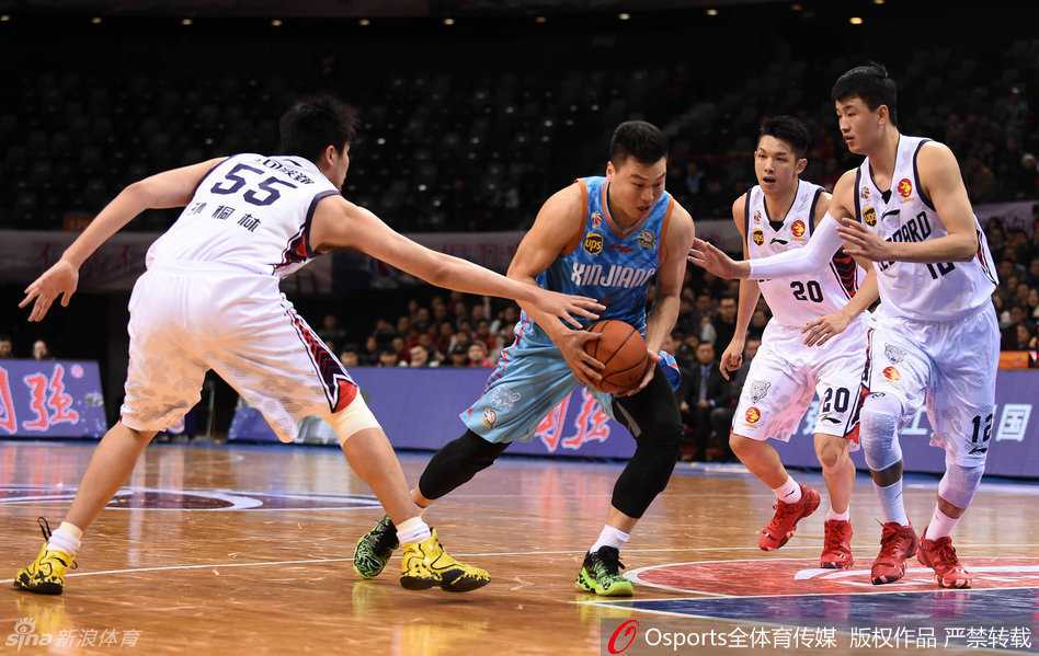 疆土风云:从周琦到李根,那一代男篮的热血与较量 刘炜运球组织进攻,眼神犀利地观察着队友的跑位,作为场上的指挥官,他的每一次传球都试图撕开对手的防线。