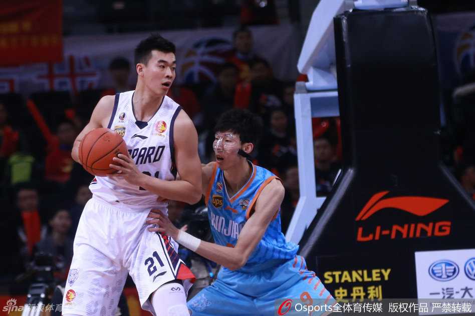 疆土风云:从周琦到李根,那一代男篮的热血与较量 身披新疆队战袍的李根在进攻端展现标志性的背身单打,他利用强壮的身体顶开防守,步伐灵活犹如坦克一般碾压向禁区。