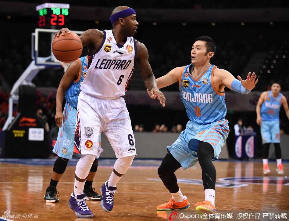 疆土风云:从周琦到李根,那一代男篮的热血与较量 西热力江在三分线外果断出手,防守球员虽全力扑防却为时已晚,皮球在空中划过一道属于他标志性的高弧度轨迹。