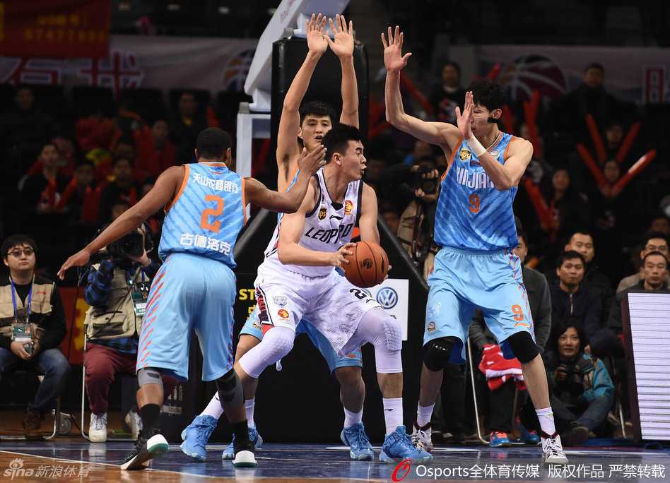 疆土风云:从周琦到李根,那一代男篮的热血与较量 新疆队外援布莱切持球面对防守,他那堪比锋线的运球技术和庞大的身躯形成巨大反差,准备用节奏变化来一次招牌式的面筐进攻。