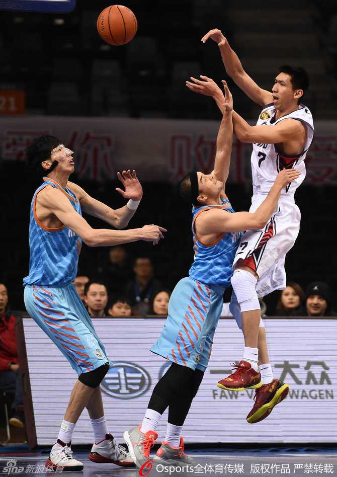 疆土风云:从周琦到李根,那一代男篮的热血与较量 球场上演激烈一幕,张凯飞身跃起完成关键抢断,身体在空中失去平衡,但他的眼神始终紧盯着被拍向远处的皮球。