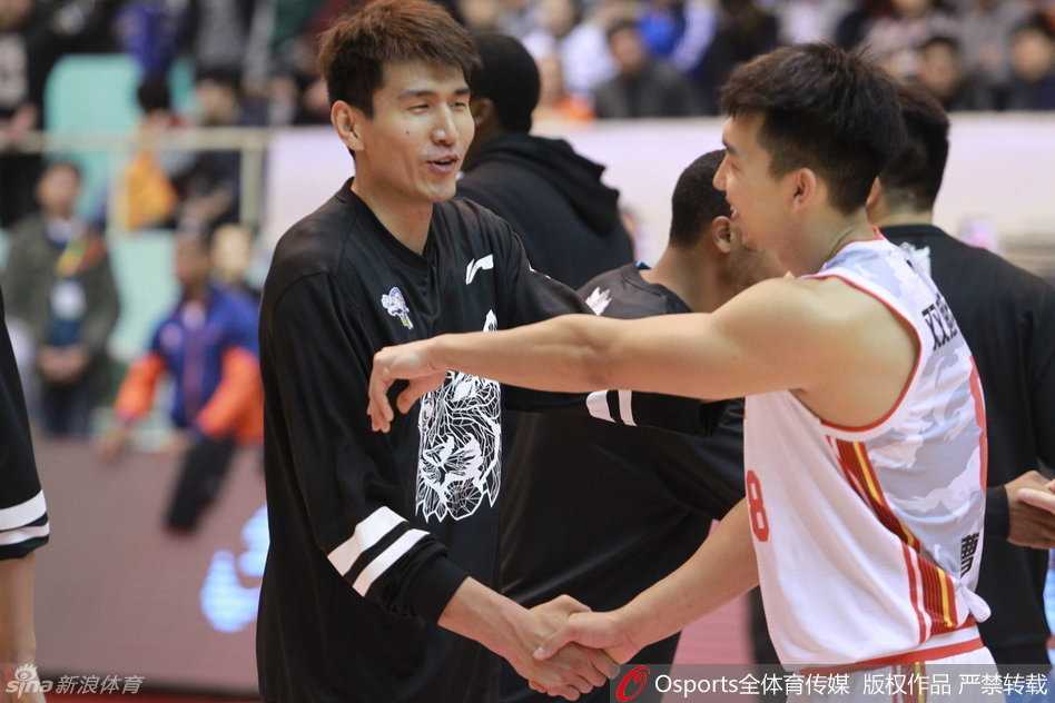 昔日八一头号得分手王磊身披新疆战袍，与曾经并肩作战的八一老队友在场中央亲切握手致意，笑容里满是对过往岁月的怀念与对彼此的尊重。