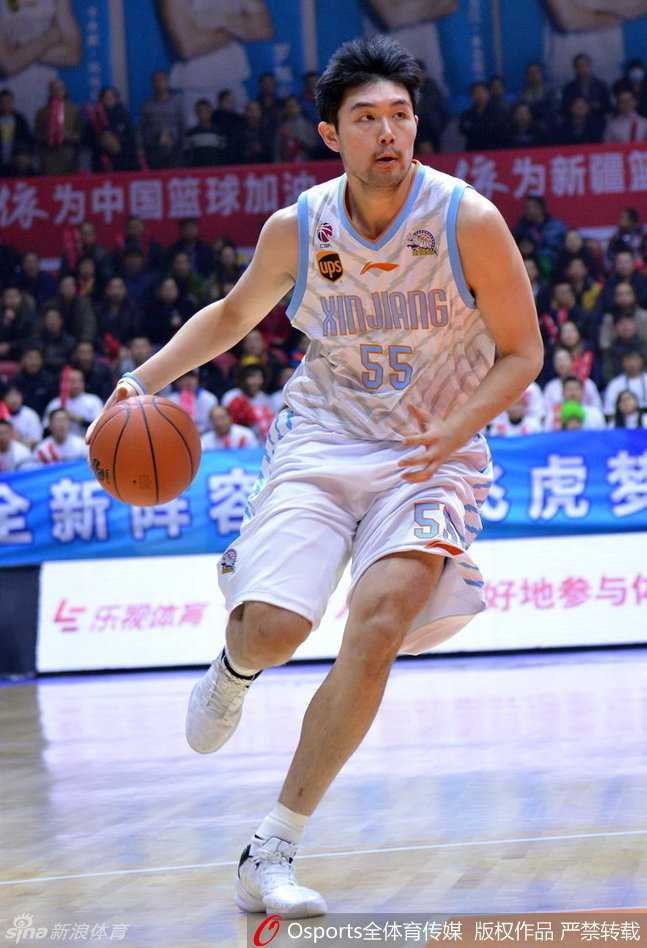 疆川大战烽火连天 亚当斯率新疆复仇蜀地军团 亚当斯如闪电般穿梭防线,空中拉杆避开封盖,指尖轻柔挑篮入筐