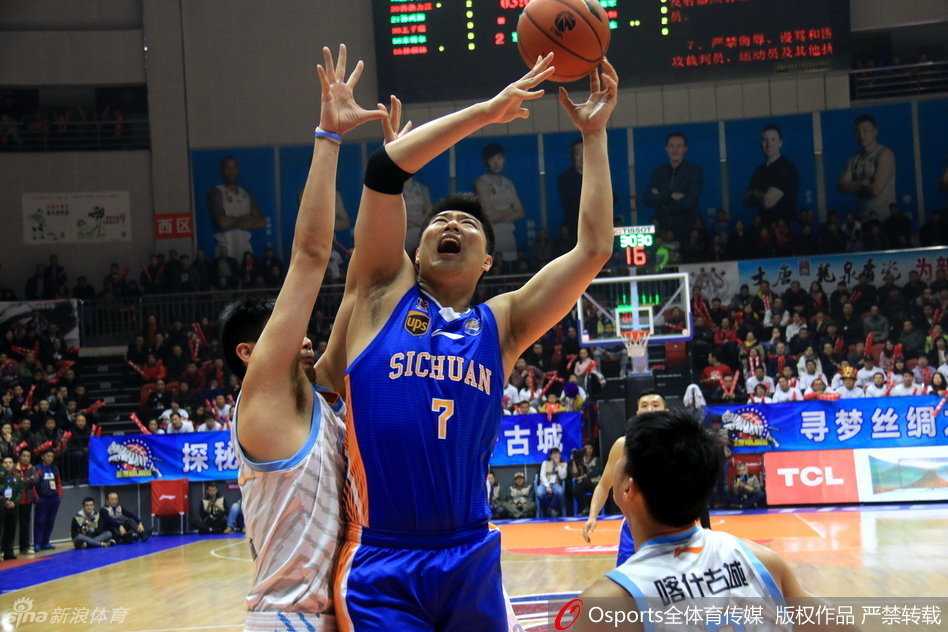 疆川大战烽火连天 亚当斯率新疆复仇蜀地军团 吴楠反击中如飞人般滑翔劈扣,手臂挂筐瞬间霸气外露