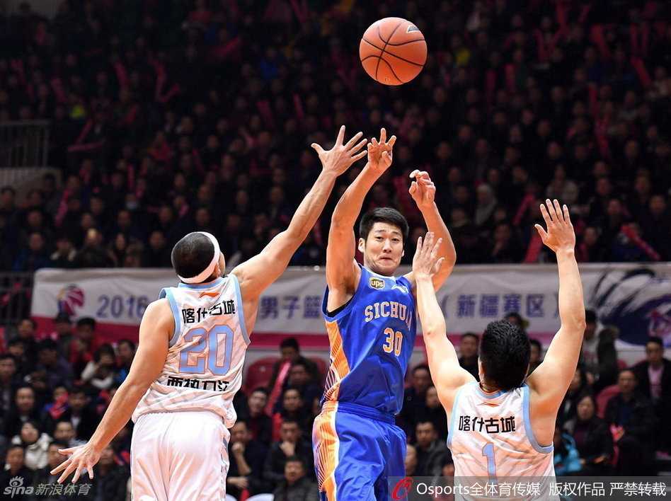 疆川大战烽火连天 亚当斯率新疆复仇蜀地军团 刘炜面对旧主突破抛投,岁月在他脸上留下痕迹,但手感依旧柔和