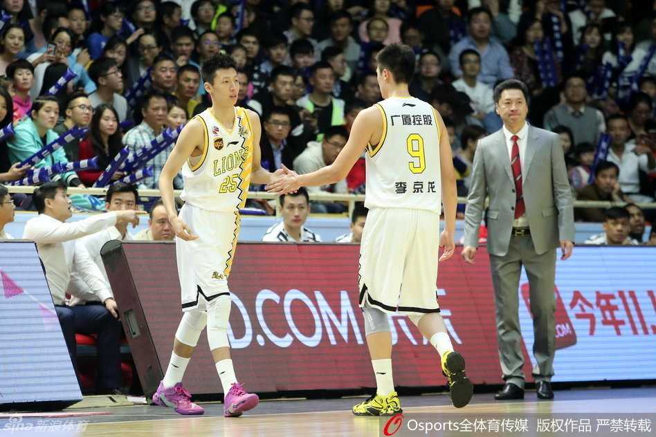 疆广厦七年恩怨续写新篇 红山破咒之夜与天王山之战的激情回眸 李京龙在三分线外坚定突破,面对西热力江的贴身紧逼,眼神中透露出年轻一代的自信与果敢。