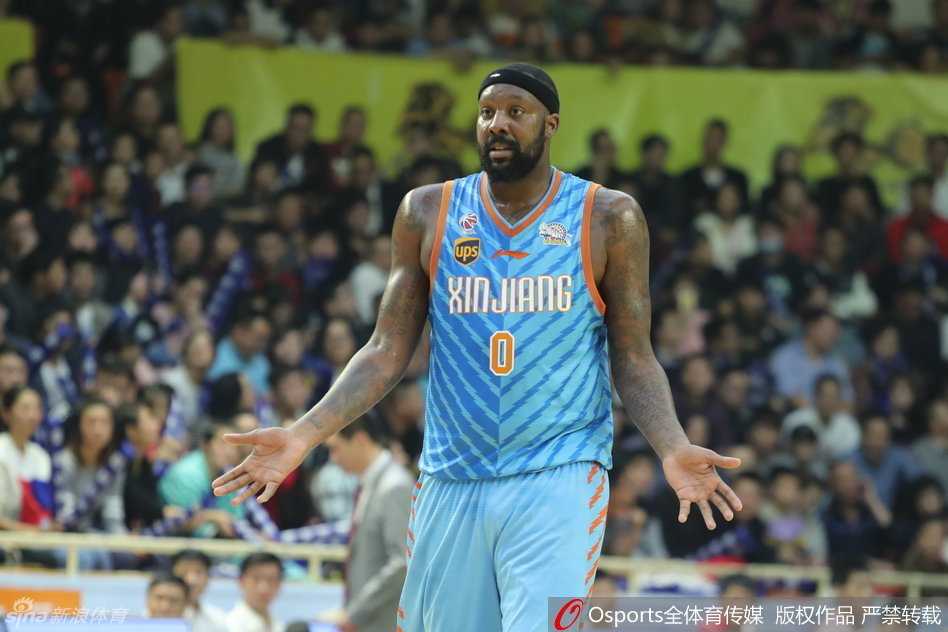 疆广厦七年恩怨续写新篇 红山破咒之夜与天王山之战的激情回眸 胡金秋高高跃起,以一记轻巧的上篮终结进攻,在他身后是试图封盖的新疆队员,这一刻尽显年轻核心的从容。