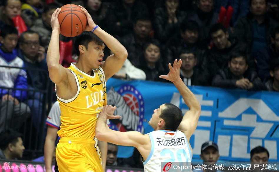疆广厦连续恶斗,周琦与林志杰演绎季后赛级别对抗 广厦队魂林志杰犹如猎豹,在全场紧逼中稳健护球推进,面对新疆队的围堵毫无惧色。
