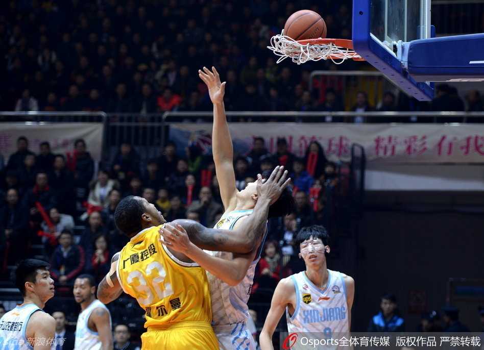 疆广厦连续恶斗,周琦与林志杰演绎季后赛级别对抗 新疆飞虎防守铁闸,霍尔曼用强悍的身体顶防王子瑞,巨大的体型差让这次对位充满戏剧性。