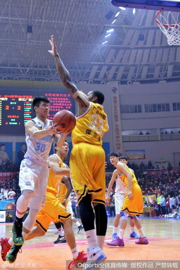 疆广厦连续恶斗,周琦与林志杰演绎季后赛级别对抗 周琦在激烈拼抢后从容整理护具,眼神坚毅地望向球场,大魔王的沉稳气场尽显无疑。