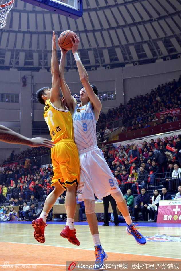 疆广厦连续恶斗,周琦与林志杰演绎季后赛级别对抗 新疆外援古德洛克如离弦之箭突破上篮,面对广厦内线补防依然果敢出手,展现杀手本色。