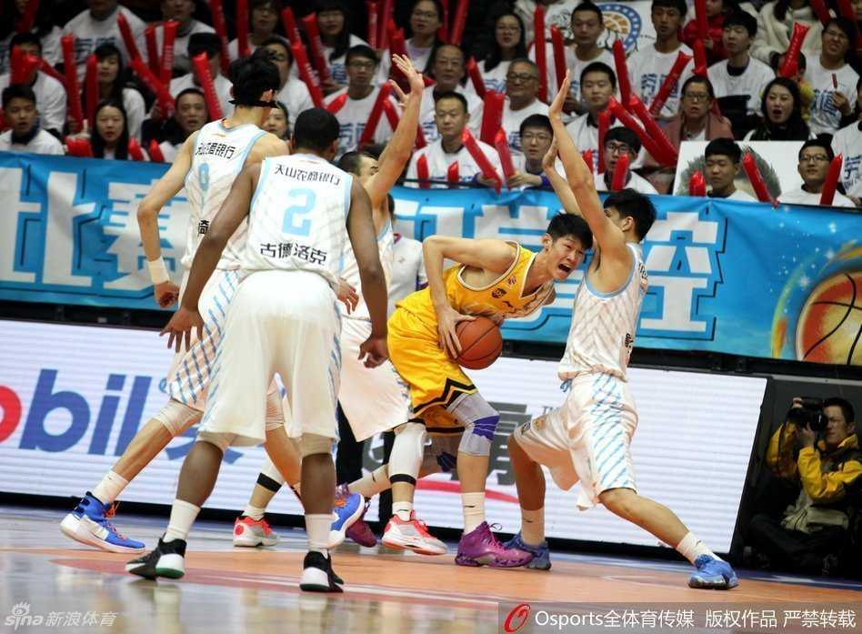 疆广厦连续恶斗,周琦与林志杰演绎季后赛级别对抗 胡金秋篮下强起遭周琦遮天大帽,年轻的大秋在这场国家队内线对决中交出了宝贵的学费。