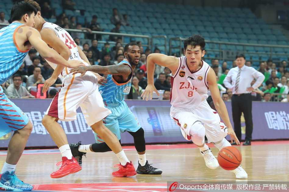疆浙激战录:周琦布拉切双塔擎天,沃伦独木难支 威利-沃伦试图突破新疆队的层层防线,他一个加速变向过掉第一名防守者,但立刻就有第二名新疆球员补防到位,他的上篮路线被完全封堵。