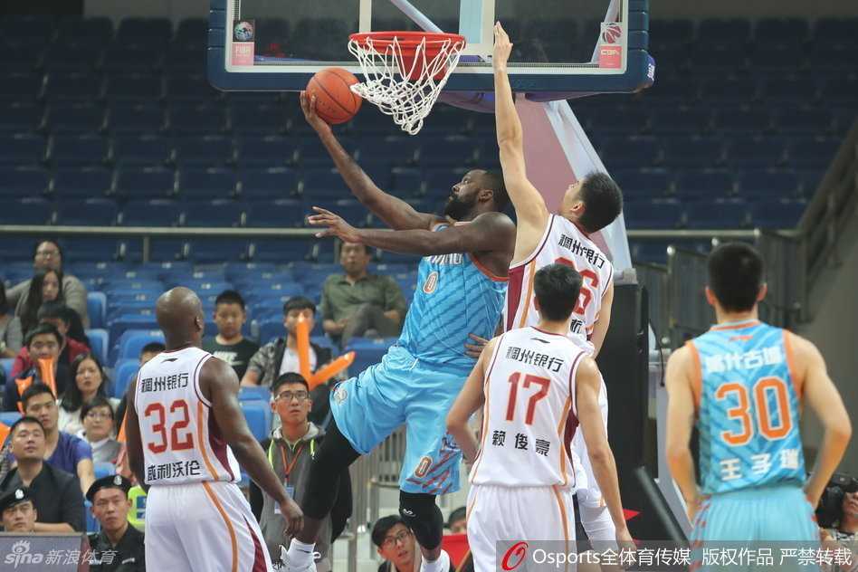 疆浙激战录:周琦布拉切双塔擎天,沃伦独木难支 亚当斯外线持球,面对扑防上来的防守者,他冷静地调整步伐,在三分线外一米远的地方突然干拔出手,皮球稳稳命中靶心。
