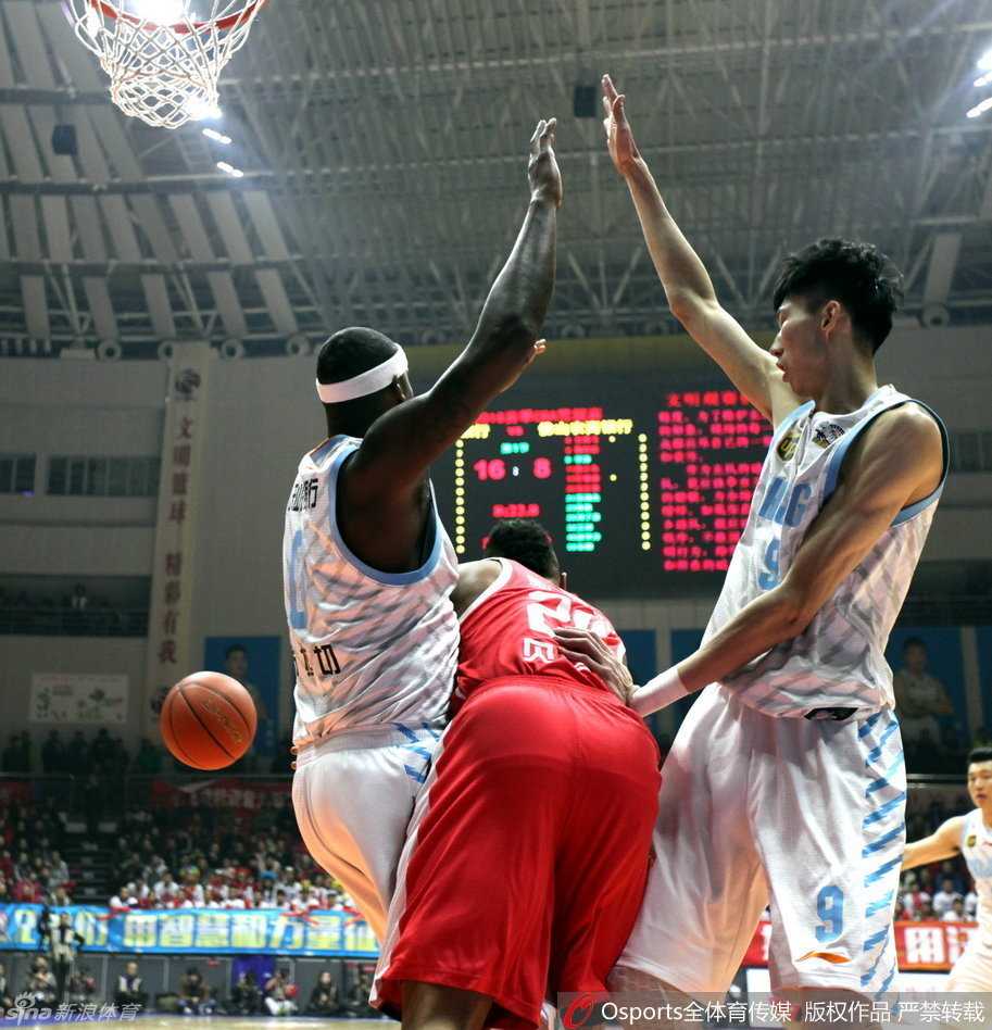 疆湖再现丨那年周琦布拉切换手疾走 刘炜掌舵老将逆生长 唐正东用强壮的身体硬扛周琦,这组内线老炮与新星的对位,肌肉碰撞的火花仿佛要溢出屏幕