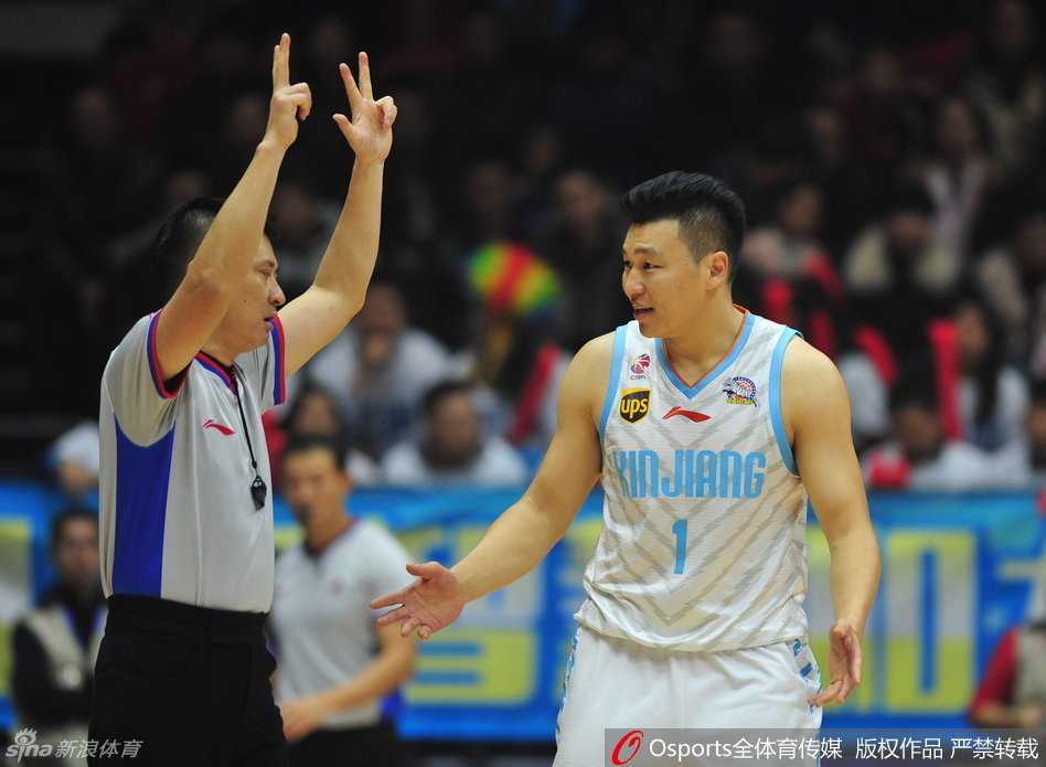疆湖再现丨那年周琦布拉切换手疾走 刘炜掌舵老将逆生长 老将刘炜面对防守者,从容不迫地伸手比划战术,他是场上最令人放心的节拍器