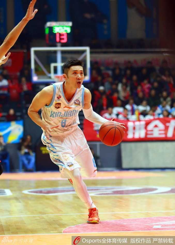 疆湖再现丨那年周琦布拉切换手疾走 刘炜掌舵老将逆生长 周琦镇守篮下,面对来势汹汹的上篮,他轻舒猿臂,送出一记结结实实的钉板大帽