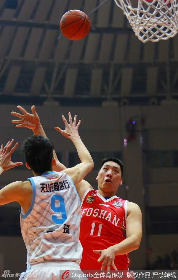 疆湖再现丨那年周琦布拉切换手疾走 刘炜掌舵老将逆生长 布拉切面对防守高高跃起自信出手,那一刻他的眼中只有篮筐,无惧任何包夹