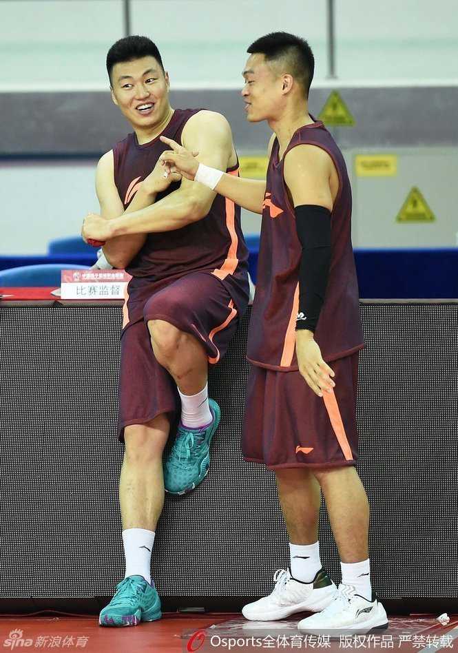 疆粤大战前奏:周琦遭球探围观测评,史蒂芬森首训秀暴扣,李根李学林老友重逢叙旧 李学林与李根在场地中央碰拳致意,两人面带笑容,仿佛回到了当年并肩作战的青葱岁月,气氛十分融洽。