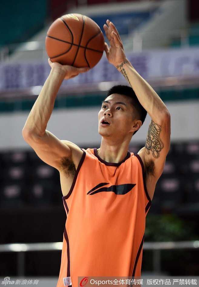 疆粤大战前奏:周琦遭球探围观测评,史蒂芬森首训秀暴扣,李根李学林老友重逢叙旧 广州新援史蒂芬森完成暴扣后双手挂筐,肌肉虬结,落地后与队友用力击掌,他的到来让球队内线实力大增。