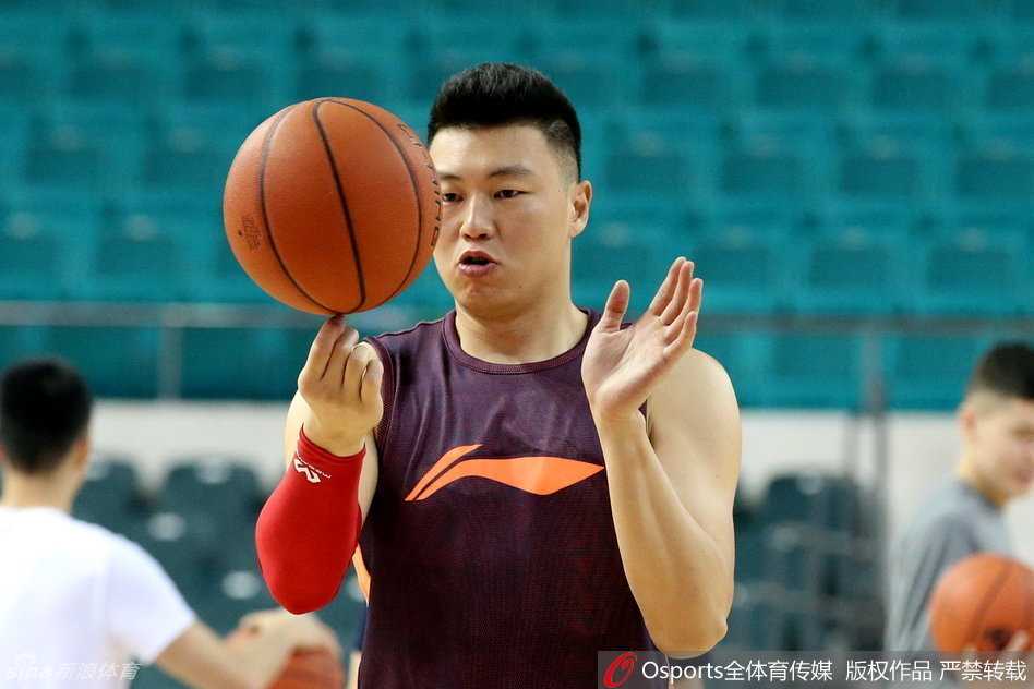 疆粤大战前奏:周琦遭球探围观测评,史蒂芬森首训秀暴扣,李根李学林老友重逢叙旧 李根在训练场上大秀运球技巧,面对空篮用一个假动作晃飞空气防守后轻松挑篮,脸上露出标志性的憨笑。