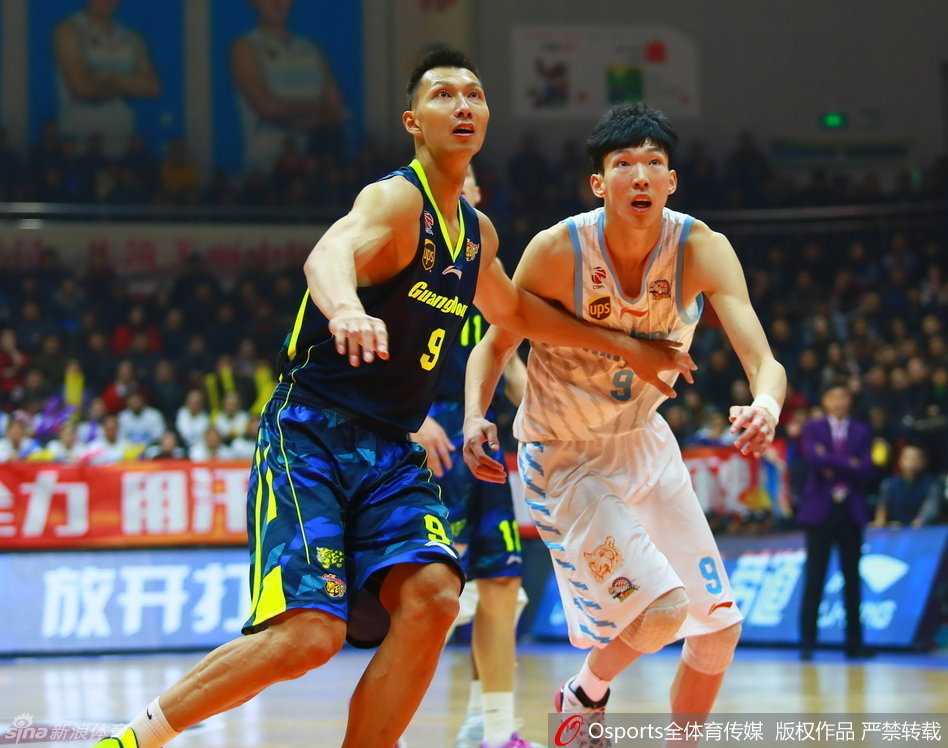 古德洛克如灵蛇般穿梭于广东防线，在三人合围的缝隙中突然腾空，指尖轻柔一挑，上演超高难度的空中换手上篮。