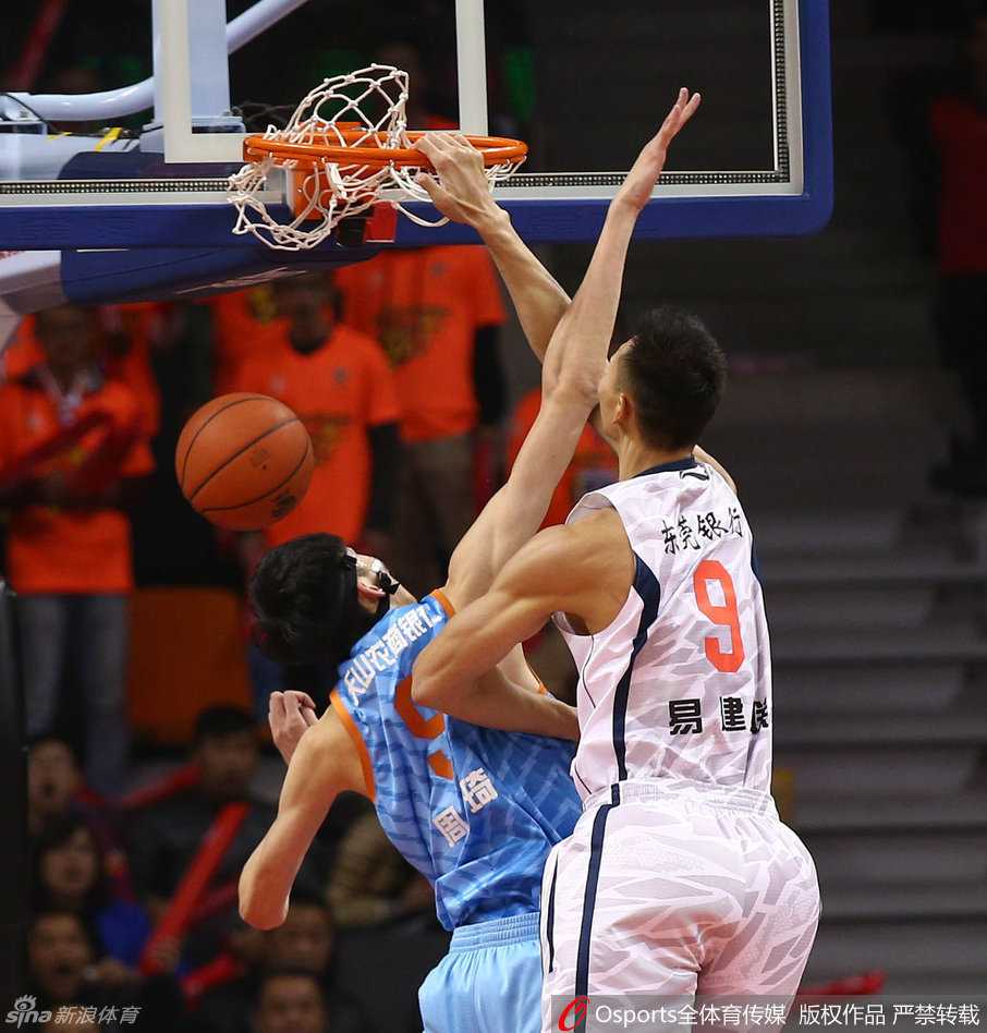 完成霸气劈扣后，易建联落地后仰天长啸，怒吼声中宣泄着情绪，仿佛在告诉年轻的后辈，这不仅仅是比赛，更是意志的较量。