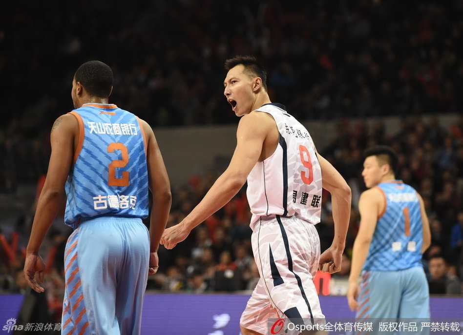 在一次快攻回防中，周琦展现了他恐怖的防守面积，如同大鹏展翅一般，将对手的上篮狠狠地扇在篮板上，完成了一次技惊四座的钉板大帽。