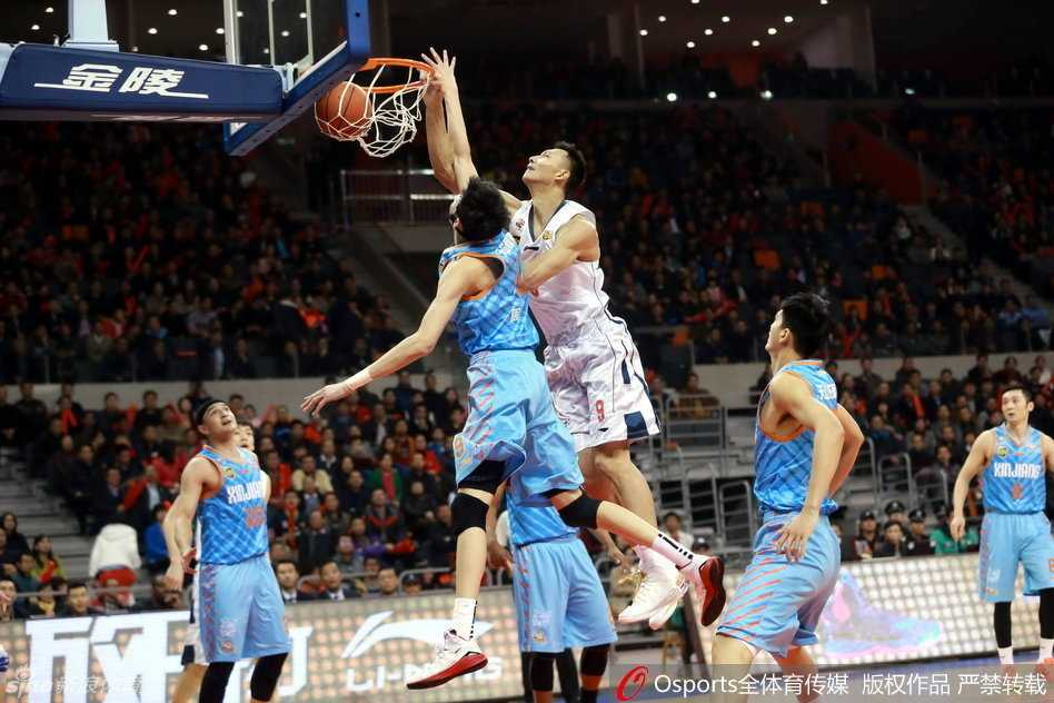 在万千球迷的注视下，易建联如空中霸王，隔着周琦的长臂完成势大力沉的单手劈扣，瞬间点燃全场。